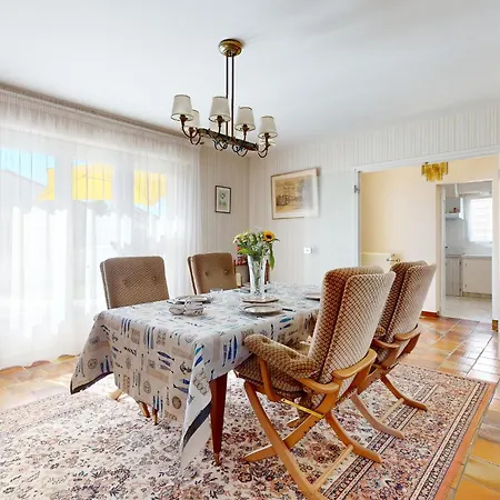 2 Bedroom Beautiful In רויאן