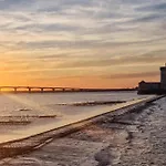 2 Bedroom Beach Front Home In Royan Hébergement de vacances *