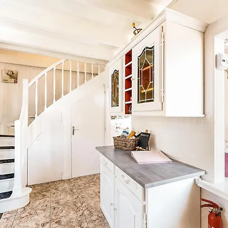 2 Bedroom Cozy In Holiday home Oradour-Fanais