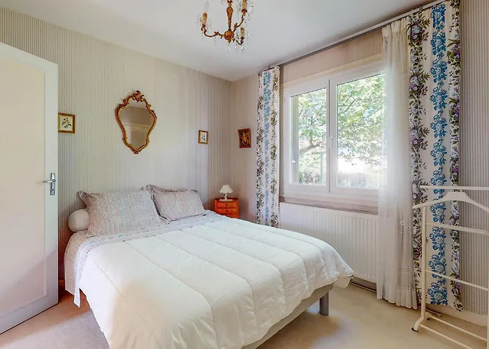 2 Bedroom Cozy In Dom wakacyjny Royan