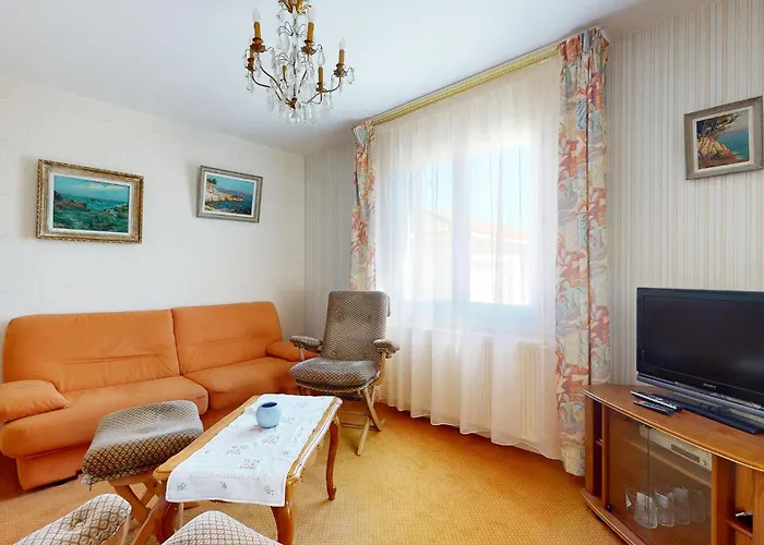 2 Bedroom Cozy In Dom wakacyjny Royan